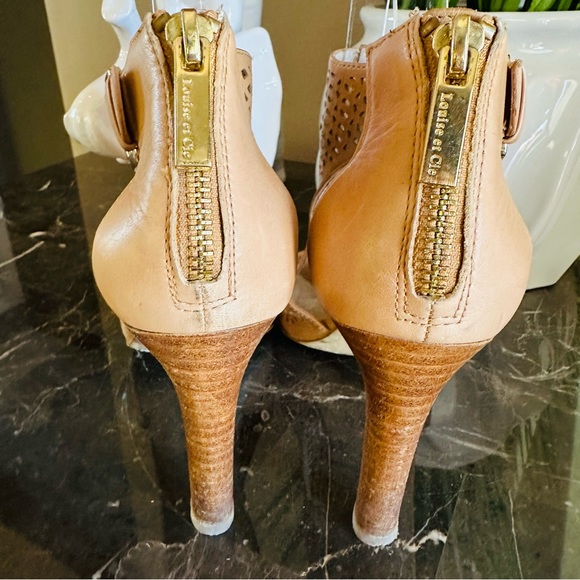๐ฉท LOUISE et CIE WOMENS SIZE 37 - 7B CAMEL COLORED 3 3/4โ WOODEN HEEL GOOD COND - Picture 6 of 10